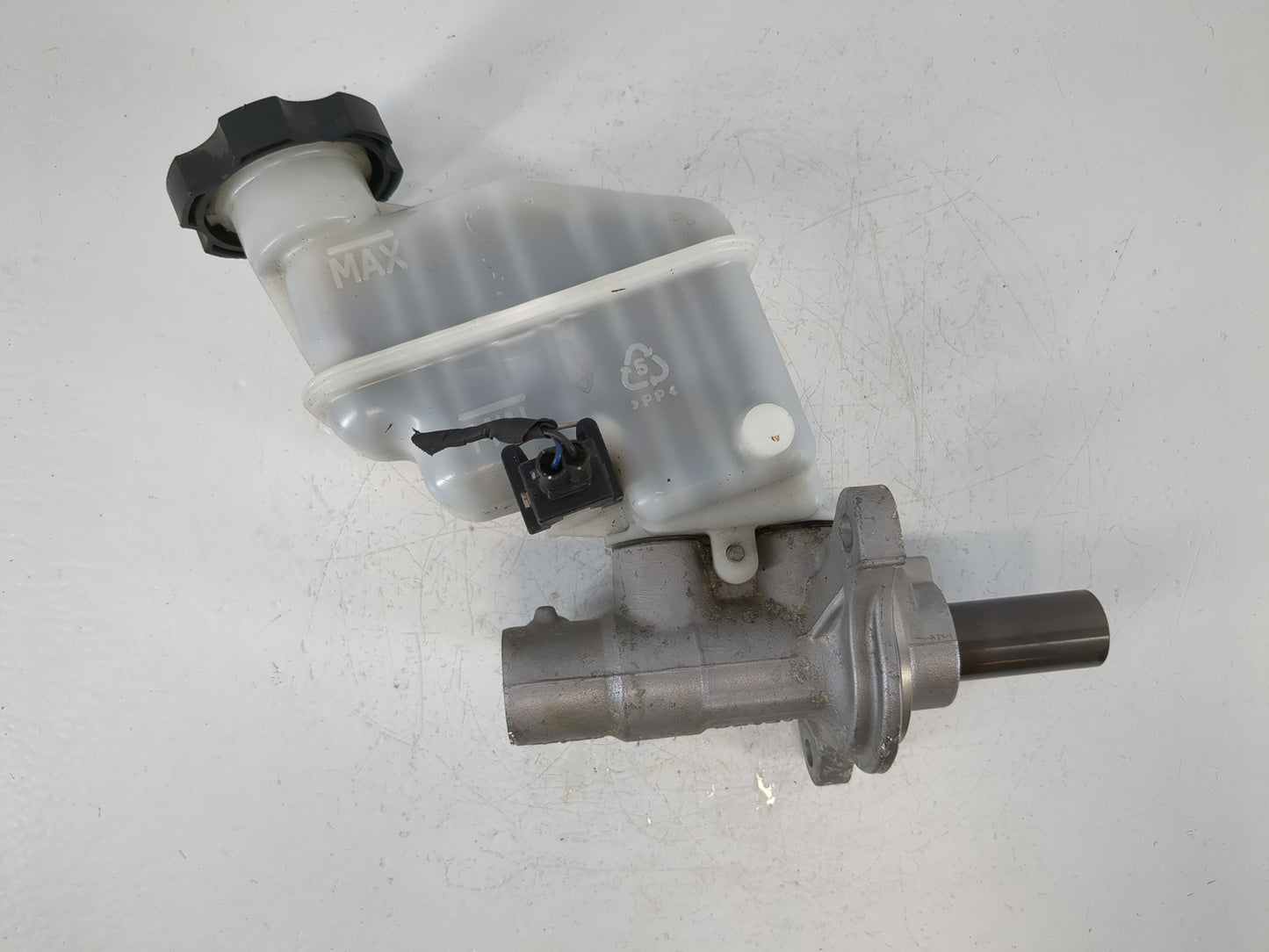 2011-2014 Hyundai Sonata Brake Master Cylinder - Oemusedautoparts1.com