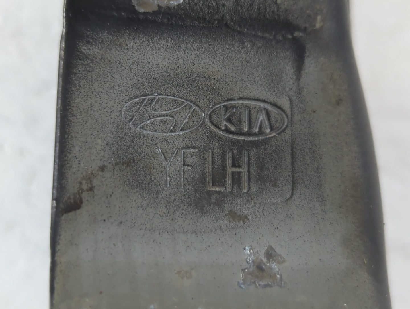 2011 Hyundai Sonata Driver Hood Hinge 946877 - Oemusedautoparts1.com