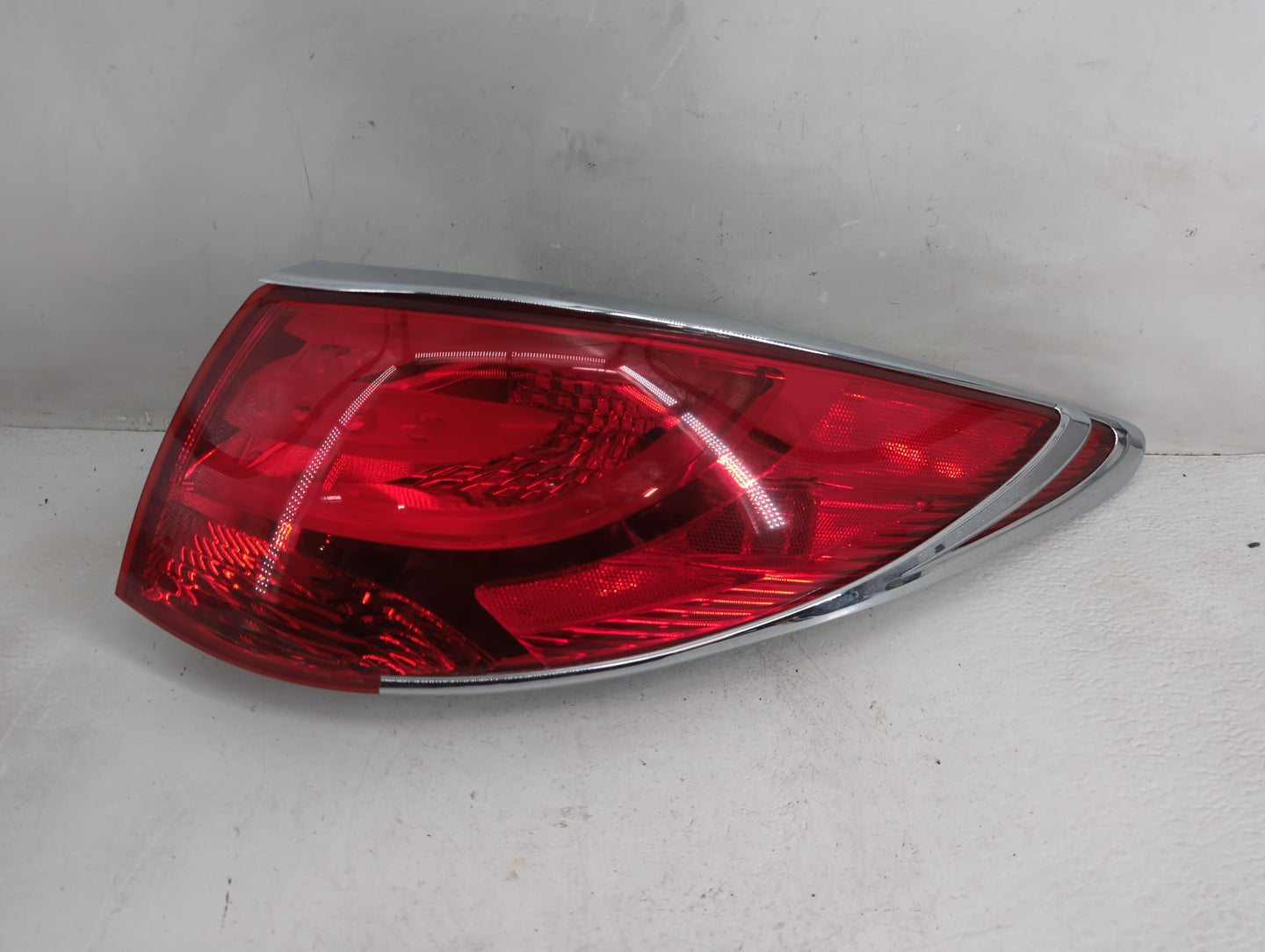 2010-2015 Hyundai Tucson Tail Light Assembly Passenger Right OEM P/N:992402-2S0 Fits Fits 2010 2011 2012 2013 2014 2015 OEM 