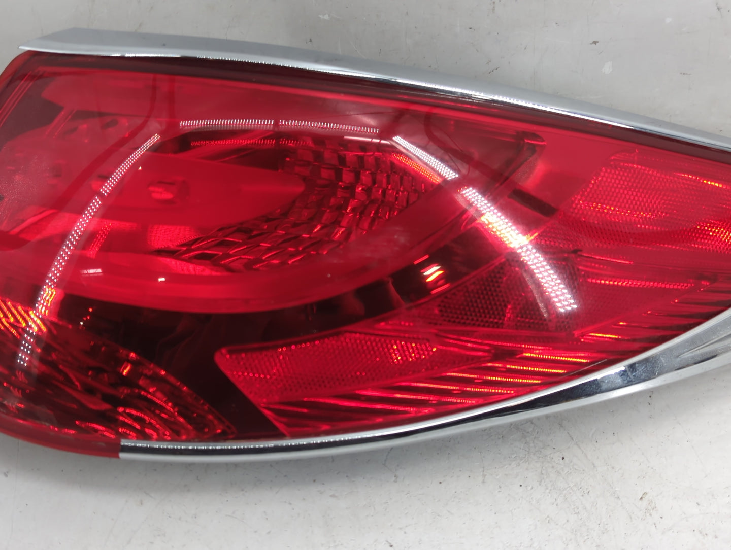 2010-2015 Hyundai Tucson Tail Light Assembly Passenger Right OEM P/N:992402-2S0 Fits Fits 2010 2011 2012 2013 2014 2015 OEM 