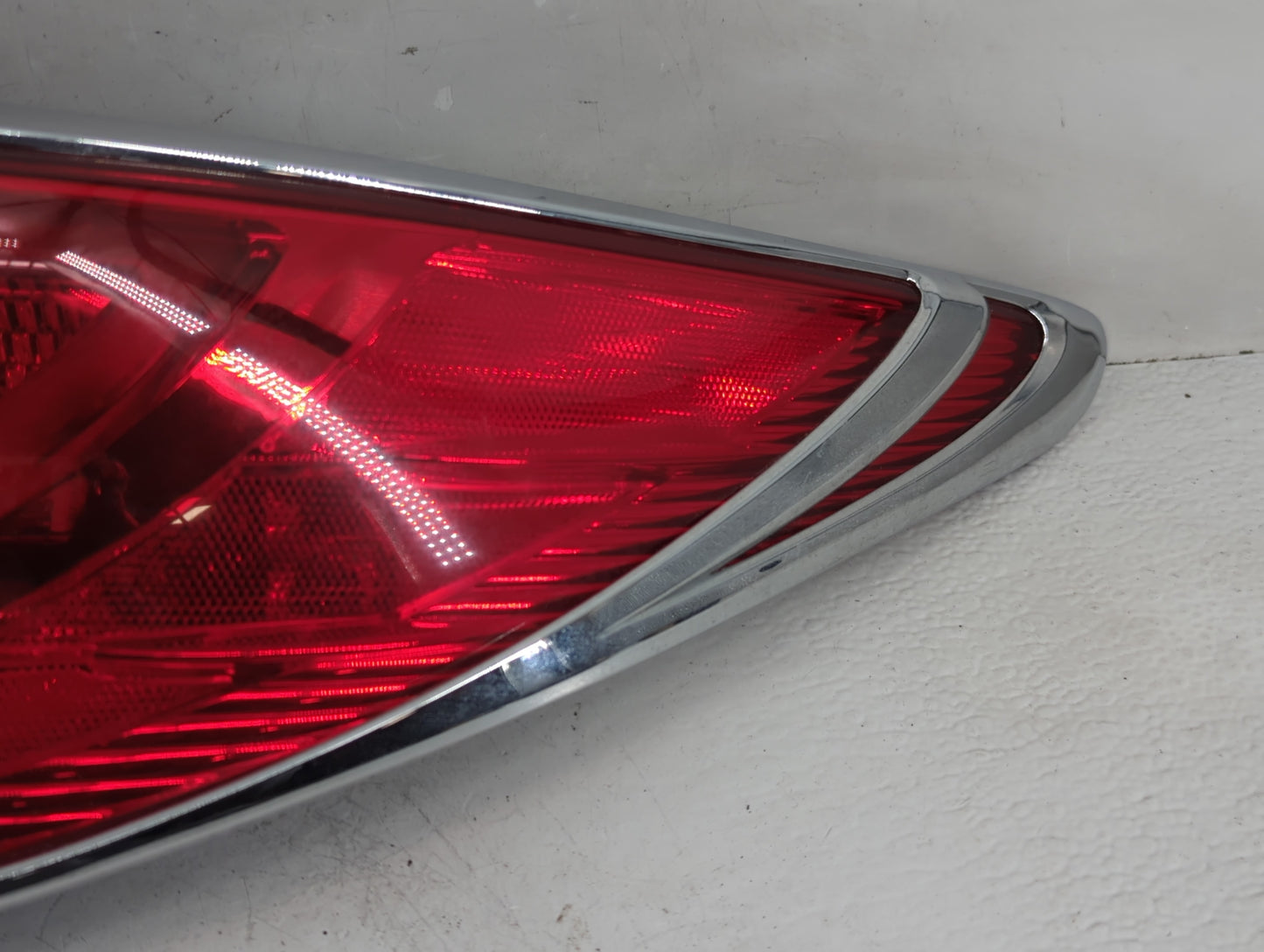 2010-2015 Hyundai Tucson Tail Light Assembly Passenger Right OEM P/N:992402-2S0 Fits Fits 2010 2011 2012 2013 2014 2015 OEM 