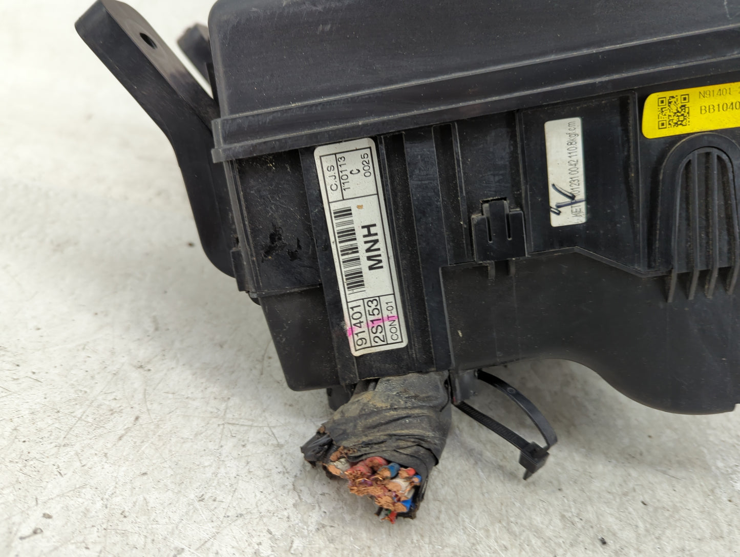 2011-2013 Hyundai Tucson Fusebox Fuse Box Panel Relay Module P/N:91401 2S153 Fits Fits 2011 2012 2013 OEM Used Auto Parts - 