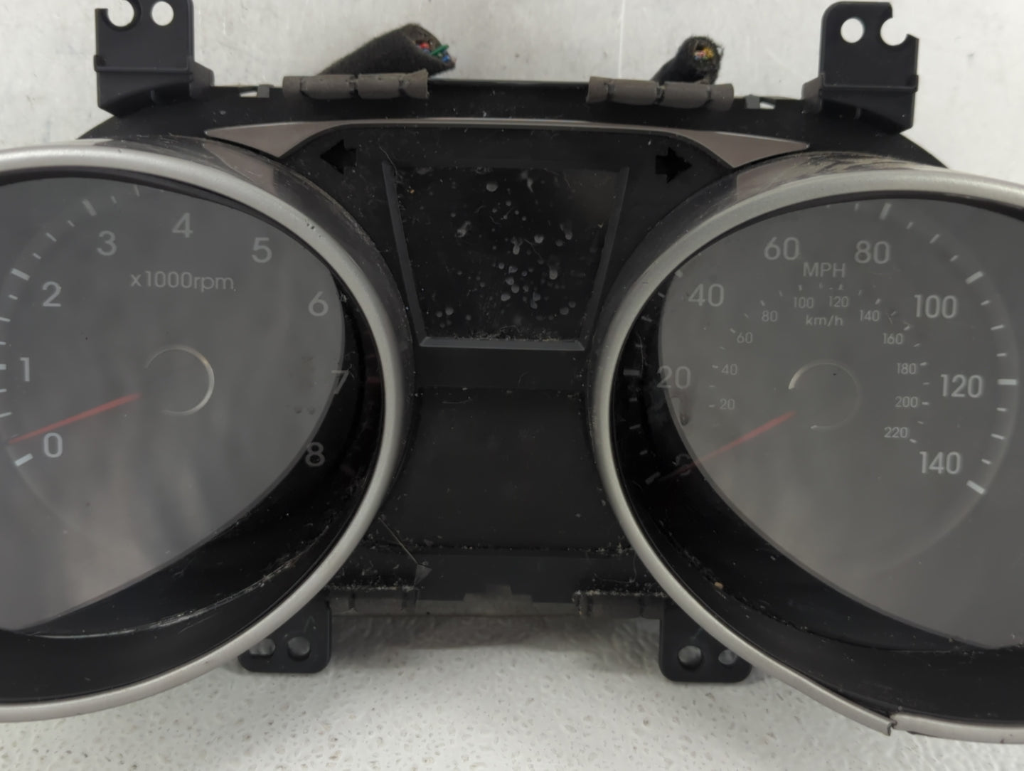 2010-2013 Hyundai Tucson Instrument Cluster Speedometer Gauges P/N:94001-2S570 Fits Fits 2010 2011 2012 2013 OEM Used Auto P
