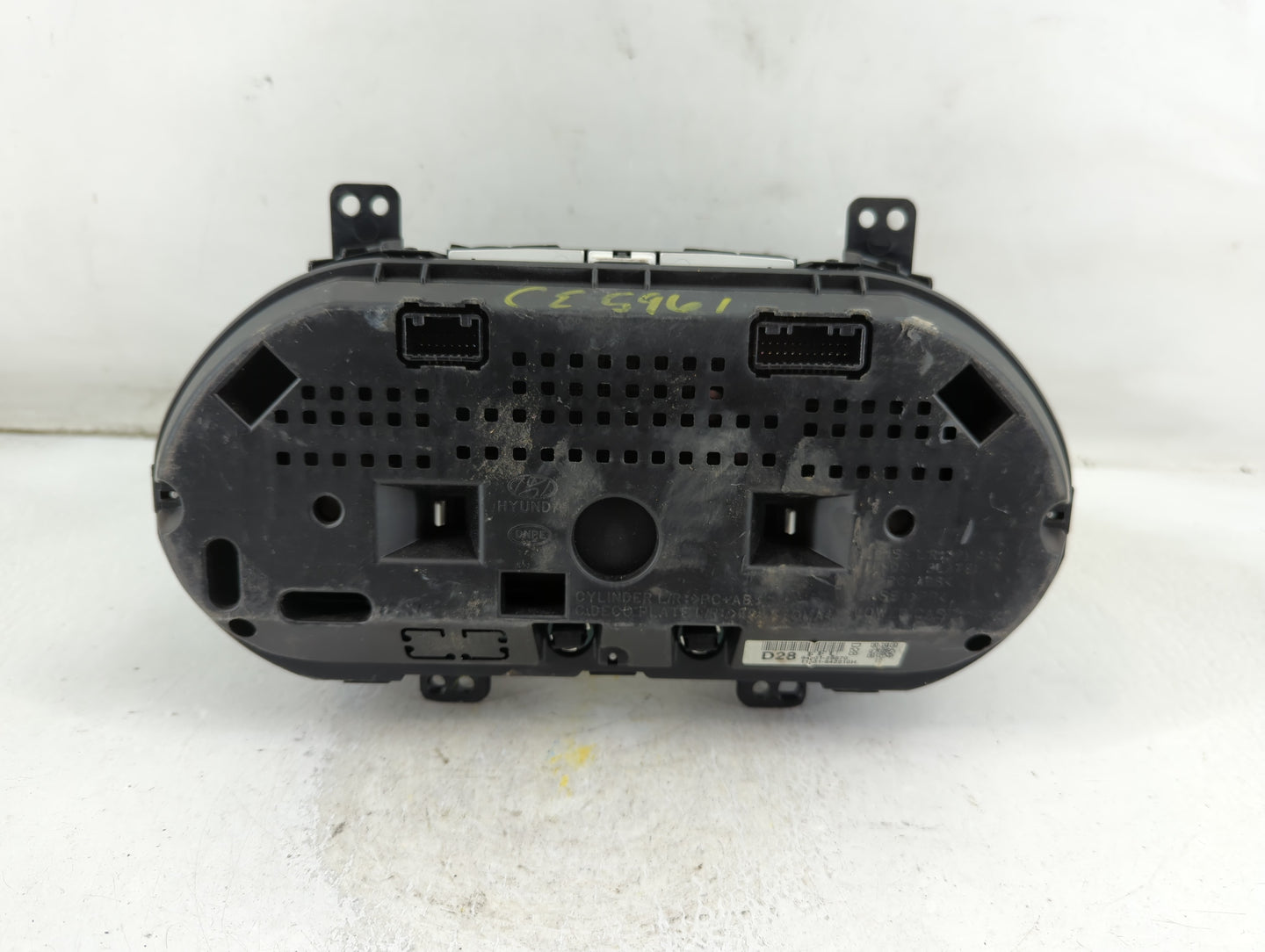 2010-2013 Hyundai Tucson Instrument Cluster Speedometer Gauges P/N:94001-2S570 Fits Fits 2010 2011 2012 2013 OEM Used Auto P