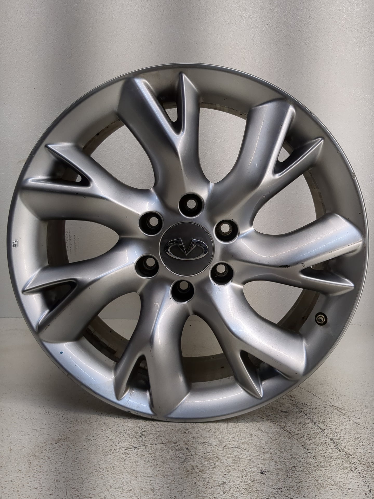 2011-2013 Infiniti Qx56 Oem Wheel Rim - Oemusedautoparts1.com