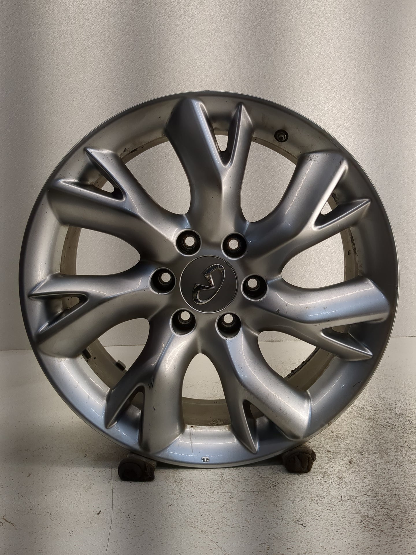 2011-2013 Infiniti Qx56 Oem Wheel Rim 1148651 - Oemusedautoparts1.com