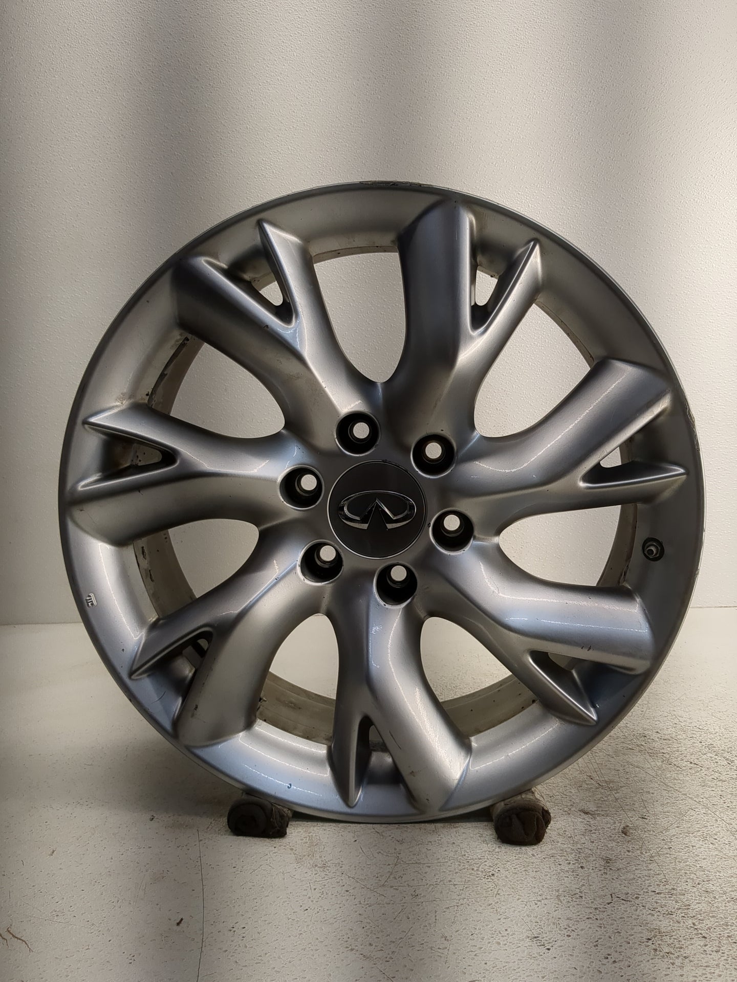 2011-2013 Infiniti Qx56 Oem Wheel Rim - Oemusedautoparts1.com