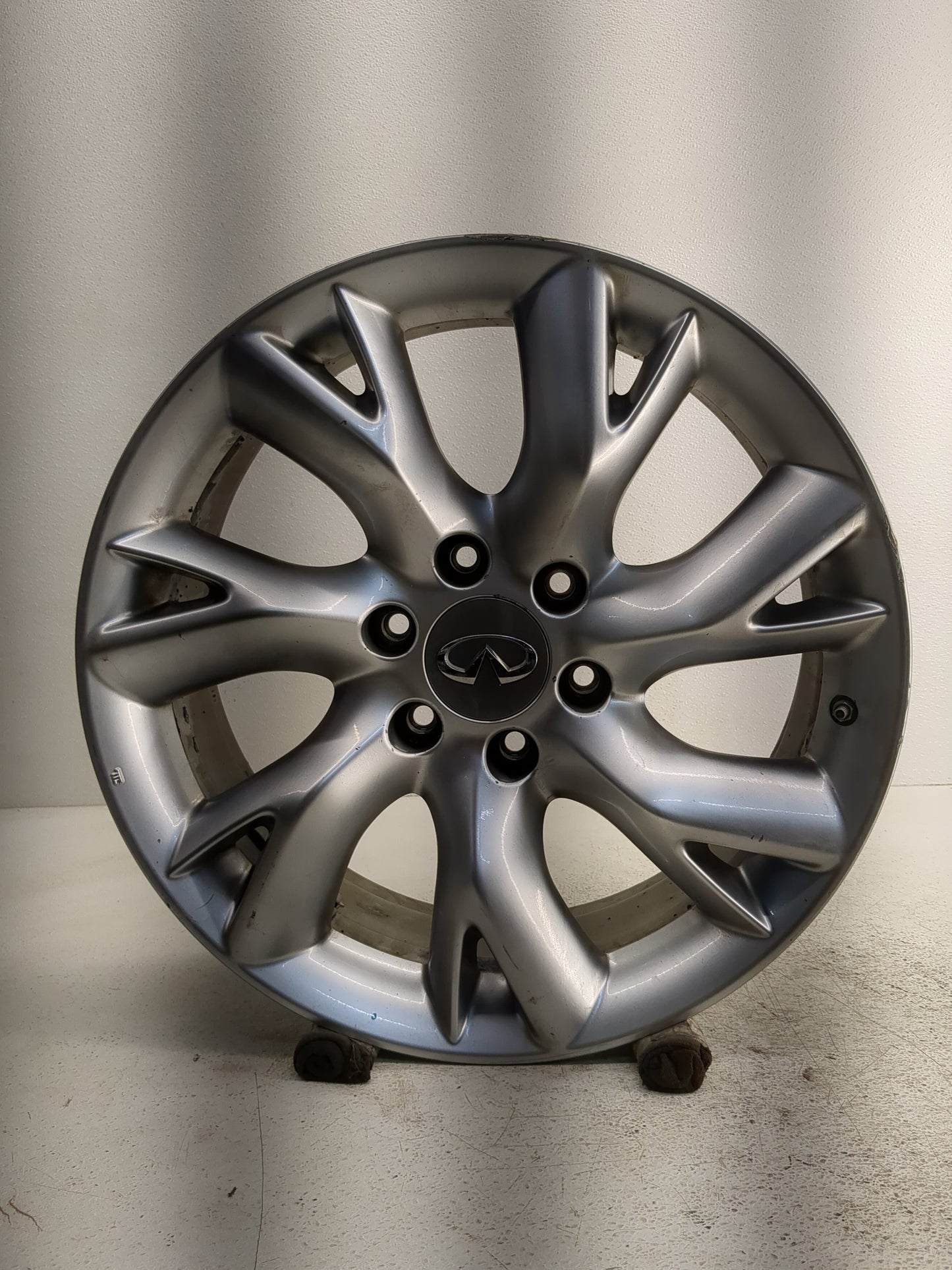 2011-2013 Infiniti Qx56 Oem Wheel Rim - Oemusedautoparts1.com