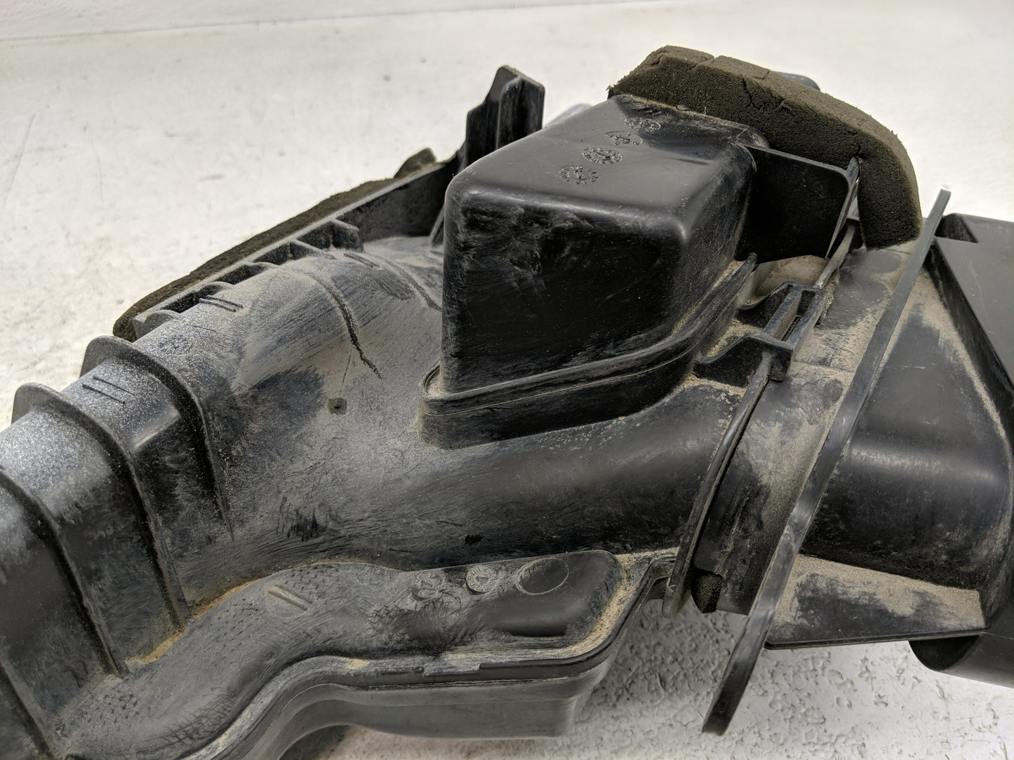 2011-2012 Infiniti Qx56 Air Cleaner Intake-duct Hose Tube - Oemusedautoparts1.com