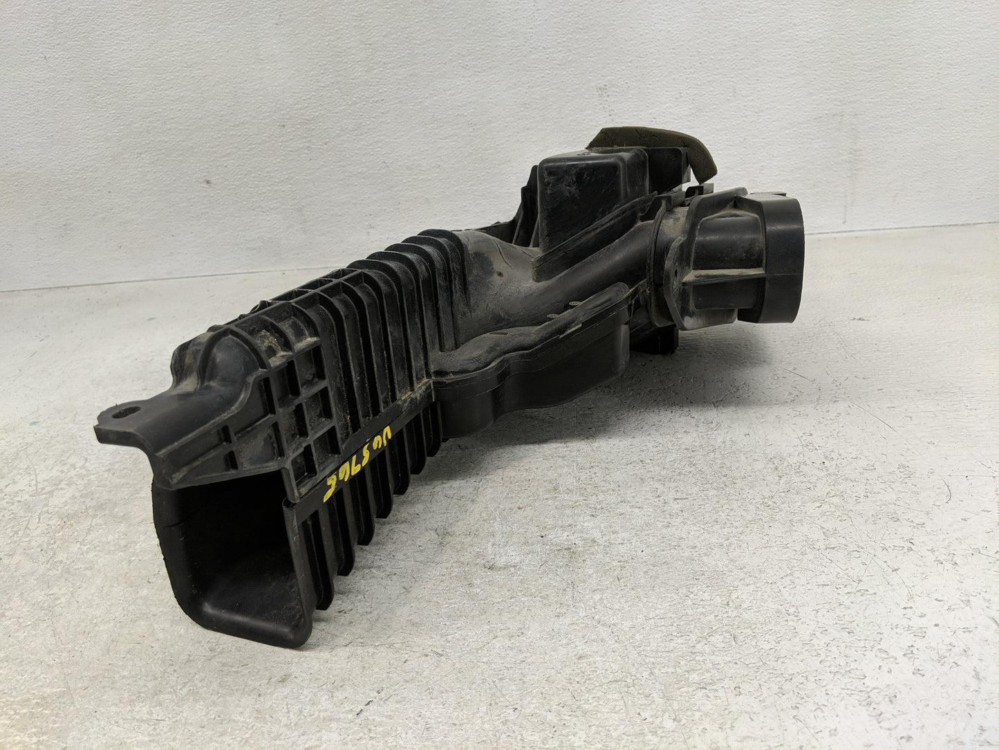 2011-2012 Infiniti Qx56 Air Cleaner Intake-duct Hose Tube - Oemusedautoparts1.com