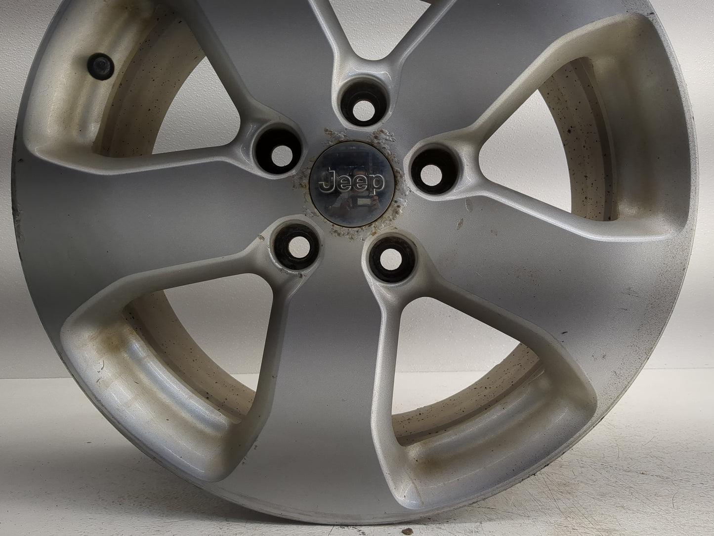 2011-2013 Jeep Grand Cherokee Oem Wheel Rim 1221025 - Oemusedautoparts1.com