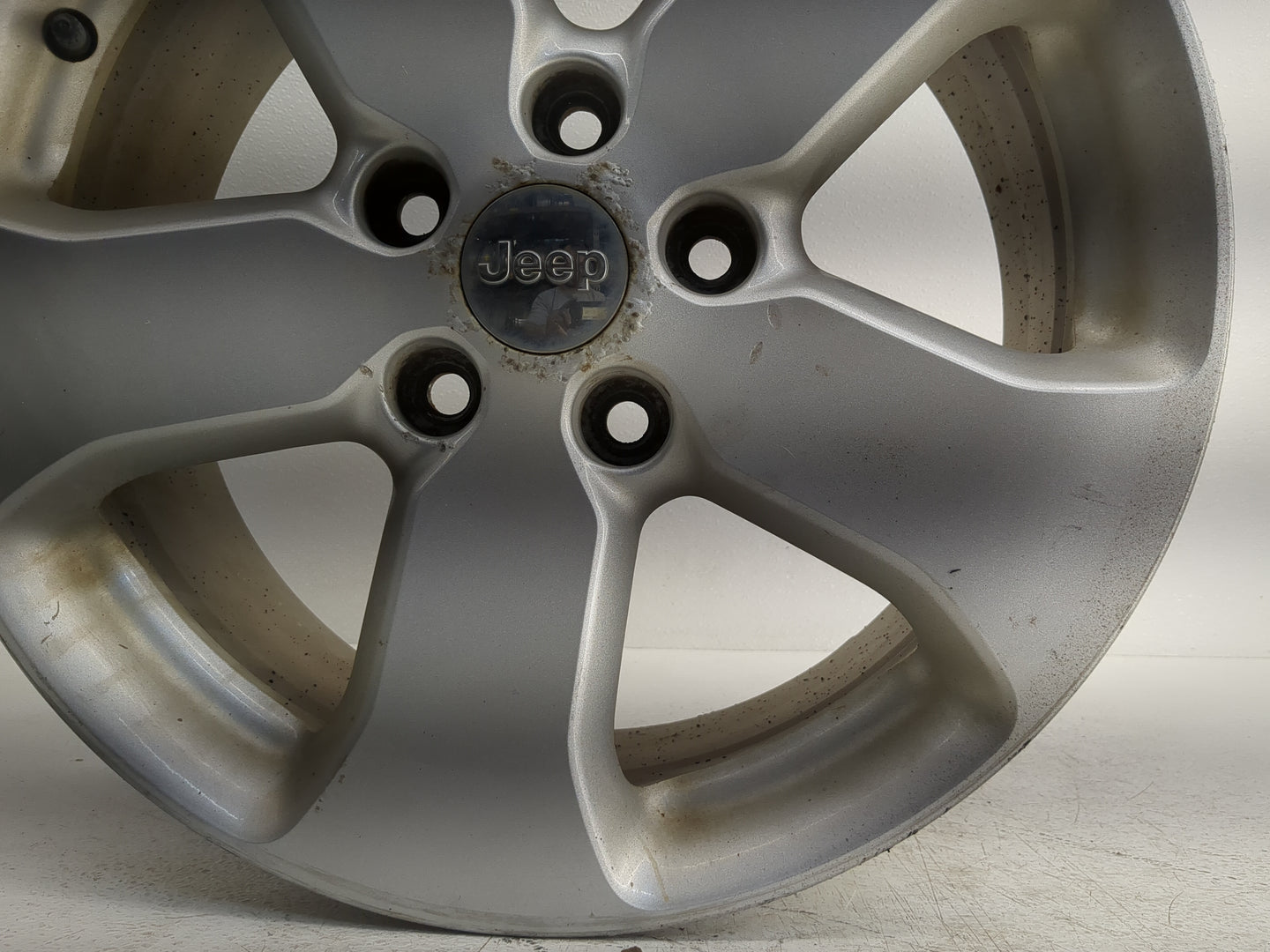 2011-2013 Jeep Grand Cherokee Oem Wheel Rim 1221025 - Oemusedautoparts1.com