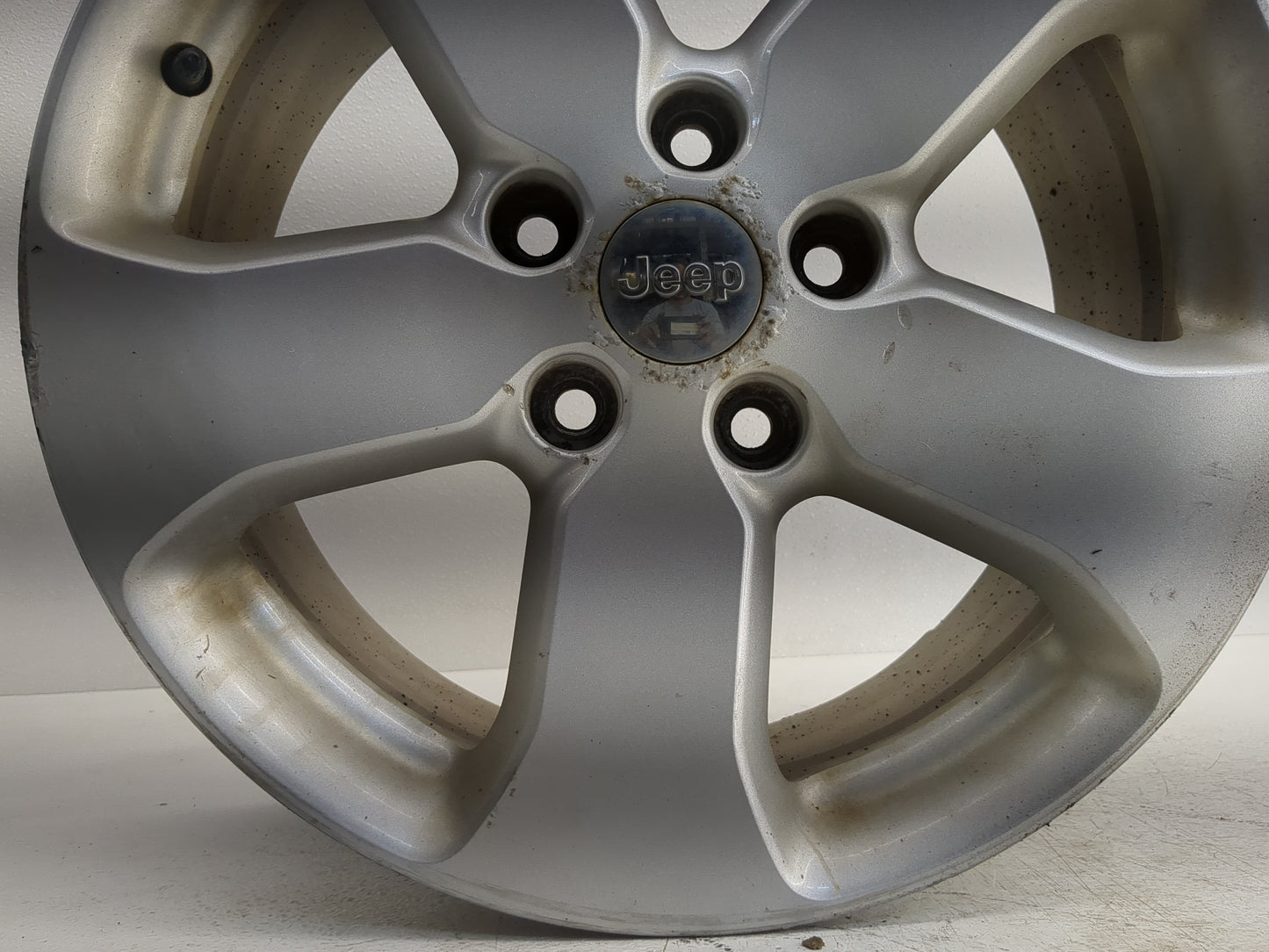 2011-2013 Jeep Grand Cherokee Oem Wheel Rim 1221025 - Oemusedautoparts1.com