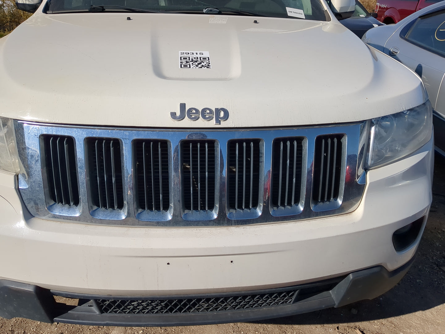 2011-2013 Jeep Grand Cherokee Front Grille Bumper Not Included - Oemusedautoparts1.com
