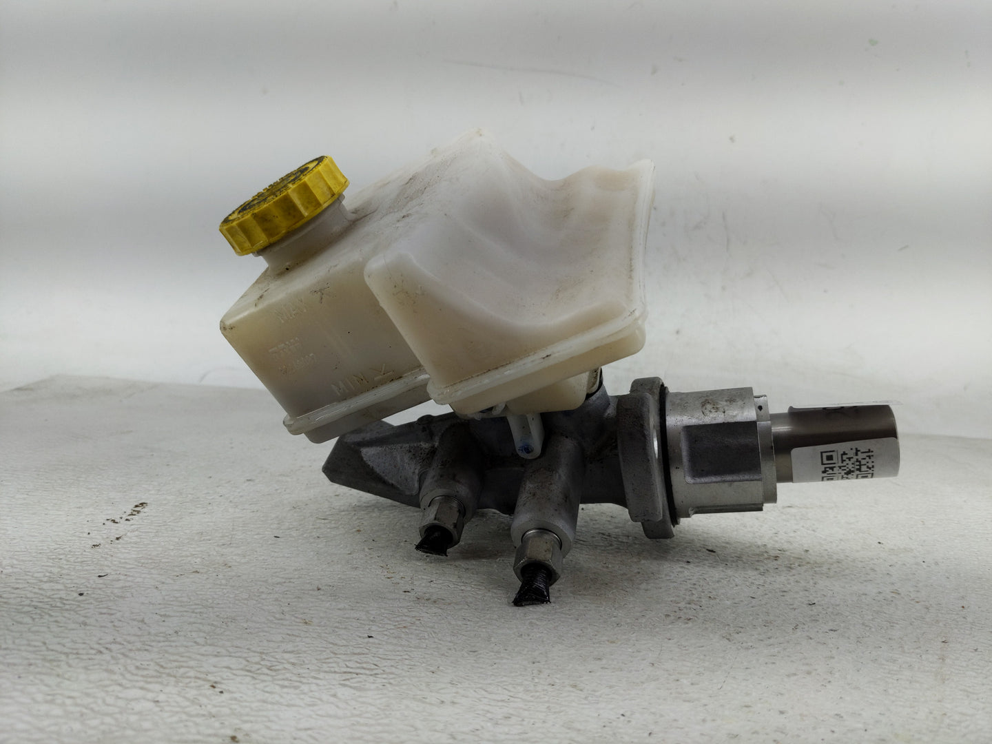 2011-2015 Jeep Grand Cherokee Brake Master Cylinder 1290416 - Oemusedautoparts1.com