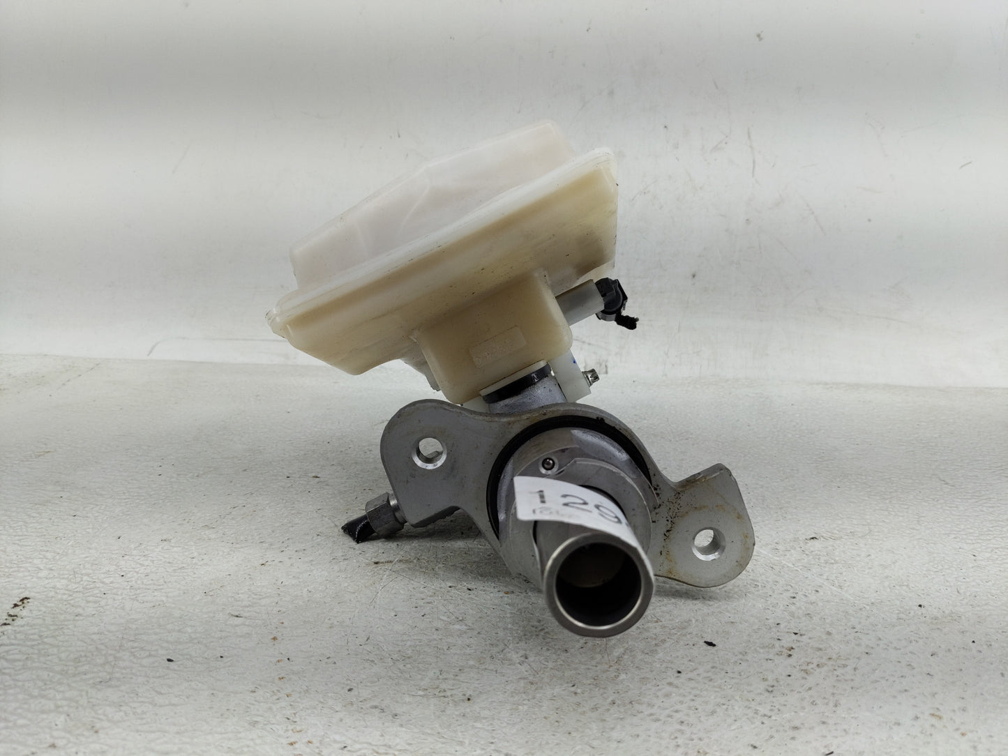 2011-2015 Jeep Grand Cherokee Brake Master Cylinder 1290416 - Oemusedautoparts1.com