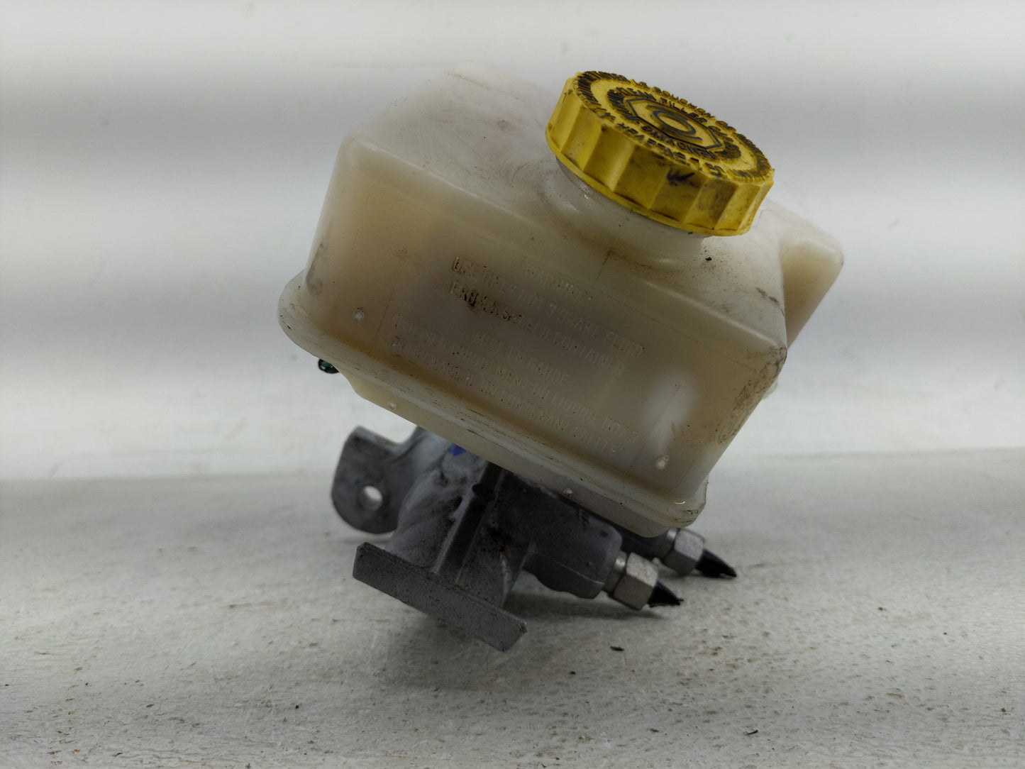 2011-2015 Jeep Grand Cherokee Brake Master Cylinder 1290416 - Oemusedautoparts1.com
