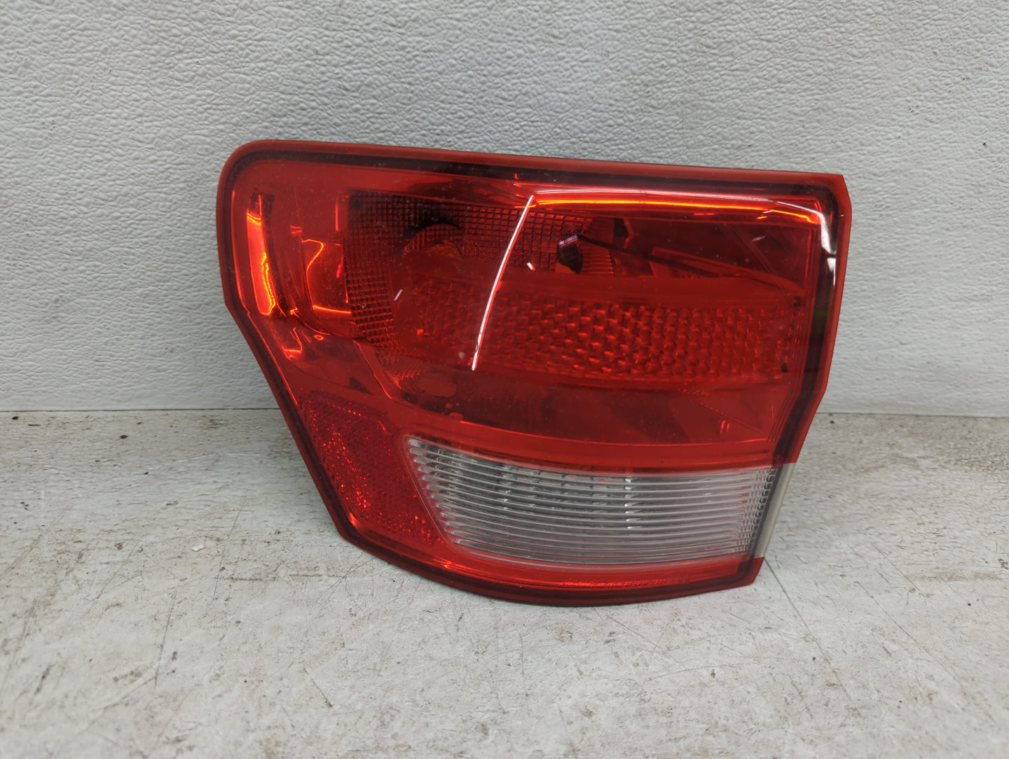 2011 Jeep Grand Cherokee Tail Light Assembly Driver Left OEM P/N:55079415AE 55079421AE Fits OEM Used Auto Parts - Oemusedaut