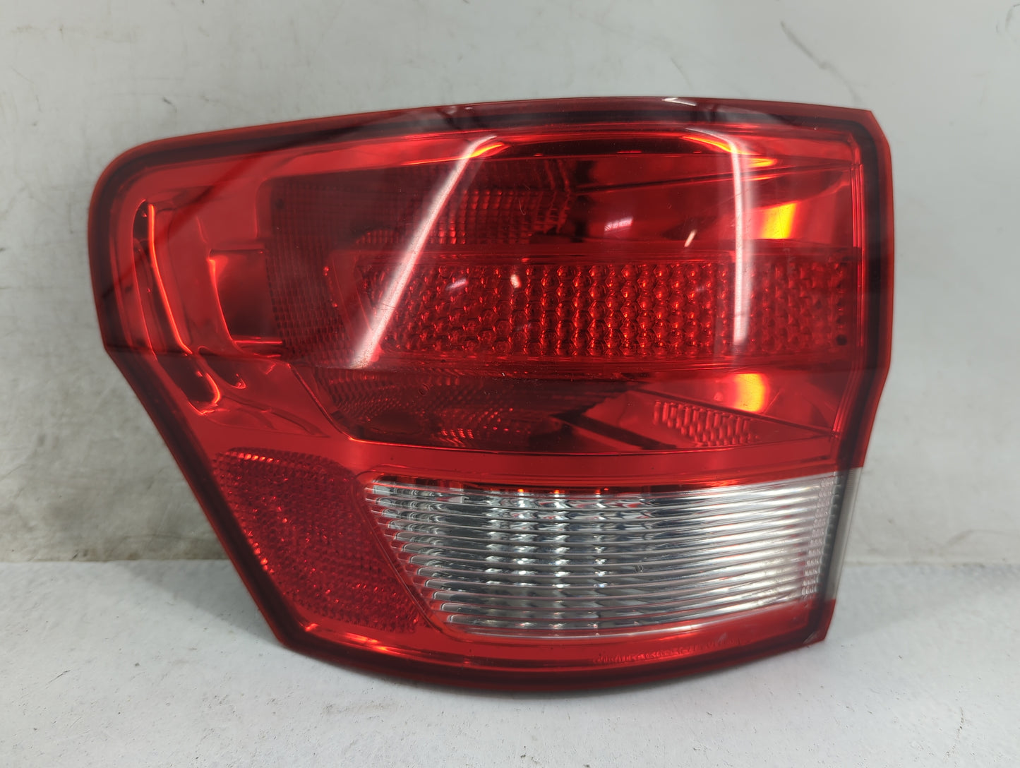 2011 Jeep Grand Cherokee Tail Light Assembly Driver Left OEM P/N:DOM 70031AE BUX 70051AE, DOM 70039, BUX 70059, DOM 7440 Fit