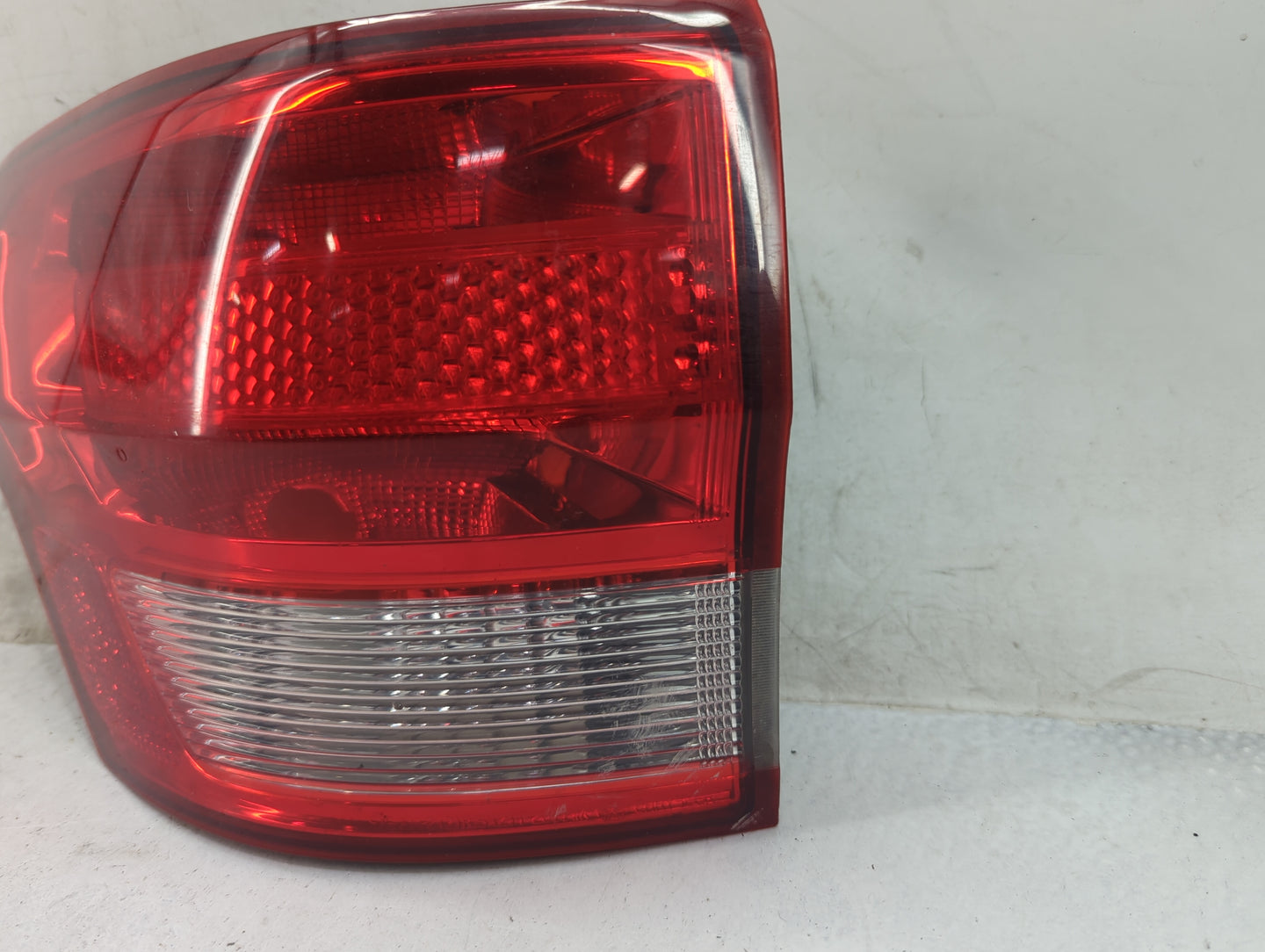 2011 Jeep Grand Cherokee Tail Light Assembly Driver Left OEM P/N:DOM 70031AE BUX 70051AE, DOM 70039, BUX 70059, DOM 7440 Fit