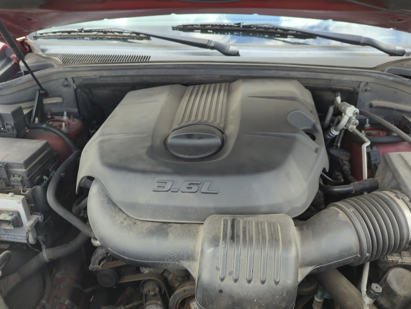 2011 Jeep Grand Cherokee Engine Cover - Oemusedautoparts1.com