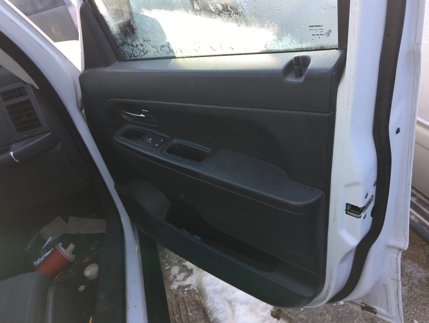 2011 Jeep Liberty Front Right Passenger Interior Door Panel Trim 1369885 - Oemusedautoparts1.com