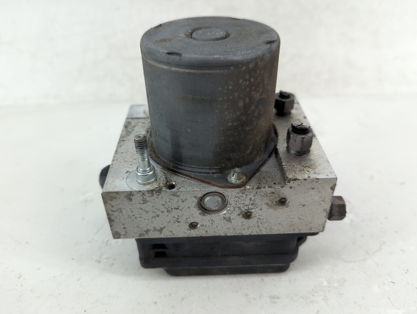 2011 Jeep Liberty ABS Pump Control Module Replacement P/N:P05154233AB Fits OEM Used Auto Parts - Oemusedautoparts1.com