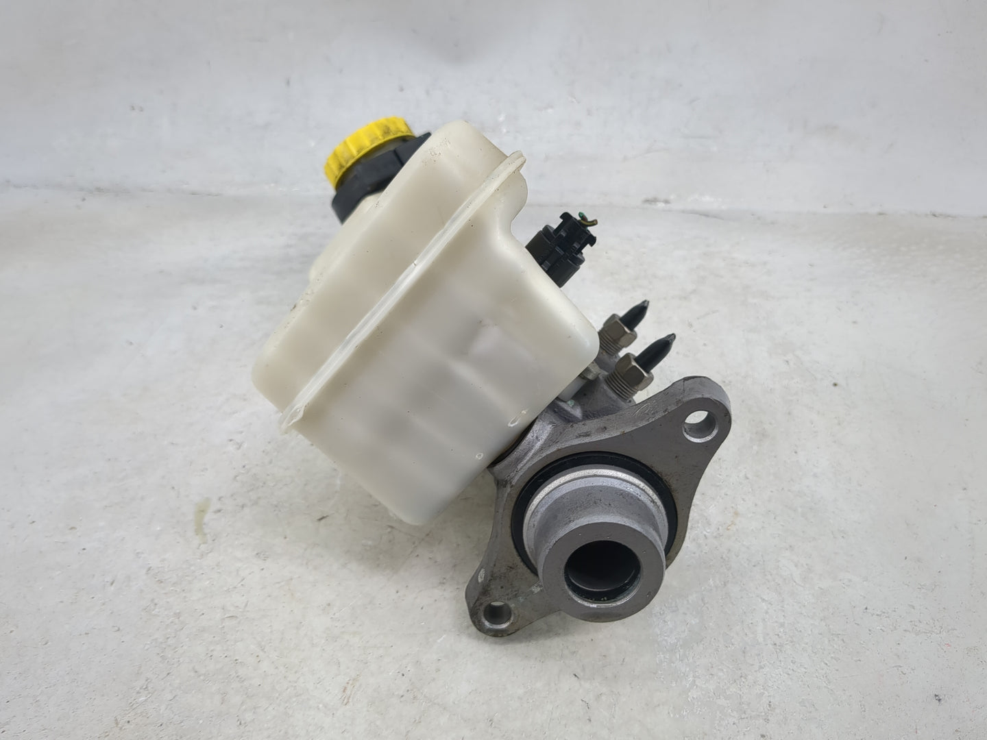 2007-2017 Jeep Patriot Brake Master Cylinder 1491974 - Oemusedautoparts1.com