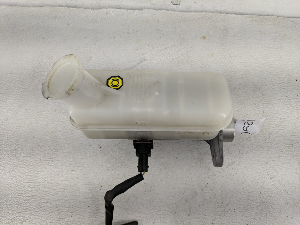 2007-2011 Kia Sedona Brake Master Cylinder - Oemusedautoparts1.com