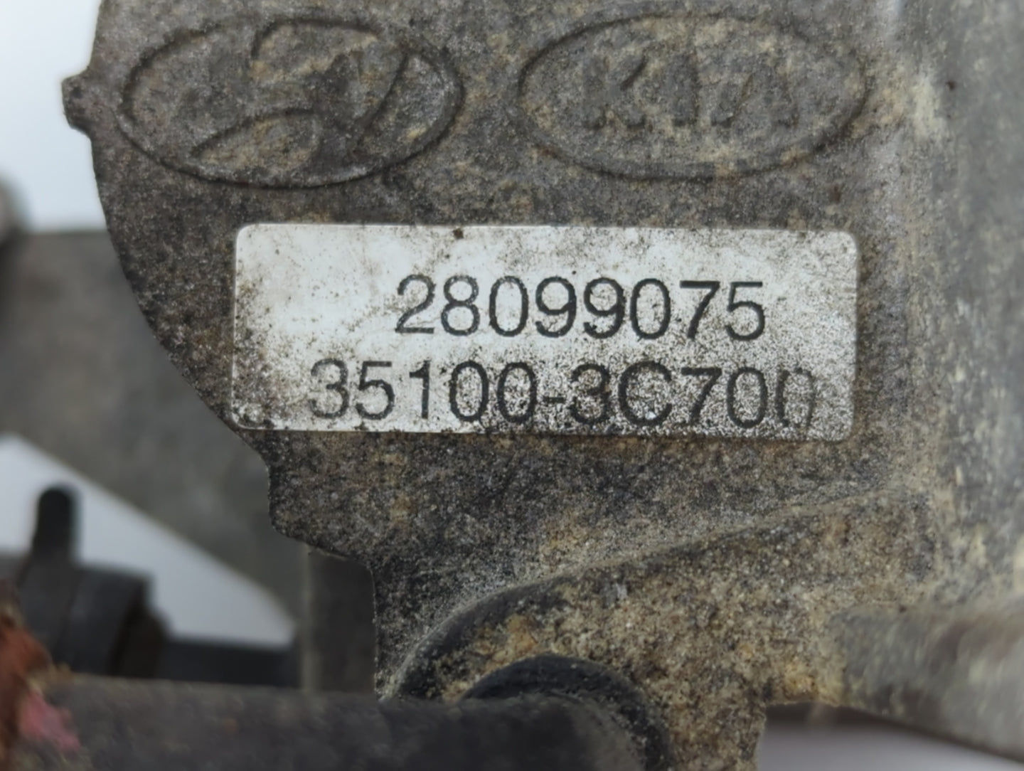 2011-2014 Kia Sedona Throttle Body P/N:35100-3C700 28099075 Fits Fits 2010 2011 2012 2013 2014 OEM Used Auto Parts - Oemused