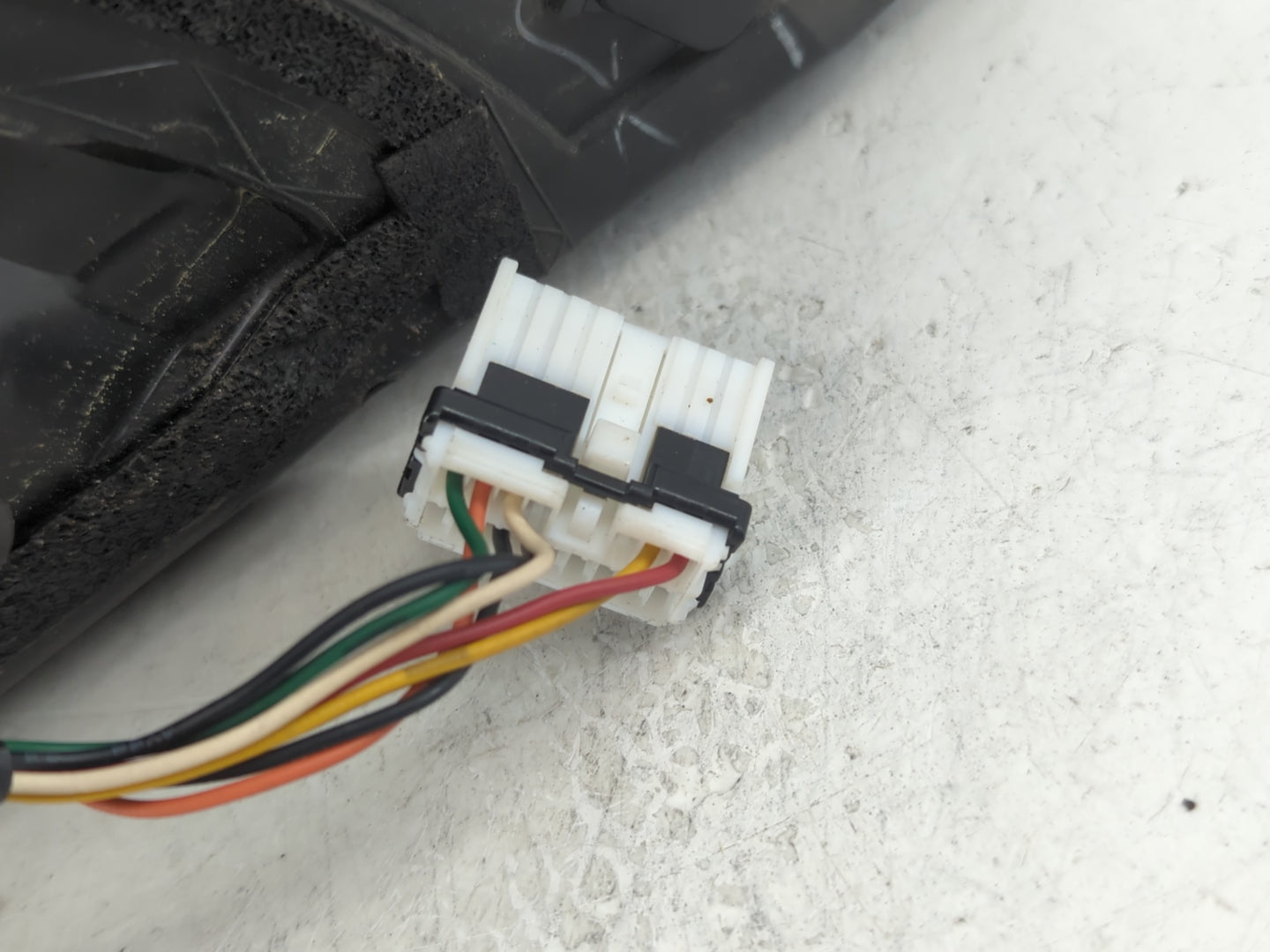 2011-2015 Kia Sorento Driver Side View Mirror - Left Door Mirror OEM Used - Oemusedautoparts1.com