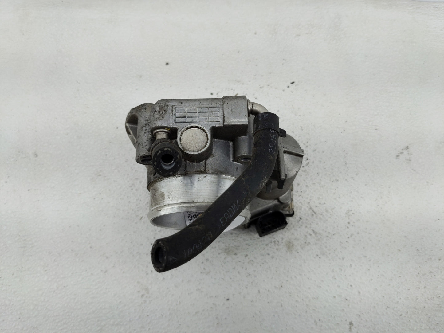 2011-2013 Kia Sorento Throttle Body P/N:35100-25400 Fits Fits 2006 2007 2008 2009 2010 2011 2012 2013 OEM Used Auto Parts - 