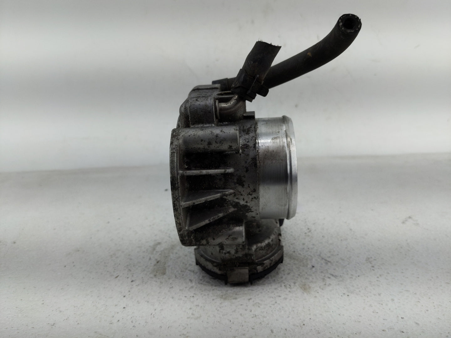 2011-2013 Kia Sorento Throttle Body P/N:35100-25400 Fits Fits 2006 2007 2008 2009 2010 2011 2012 2013 OEM Used Auto Parts - 