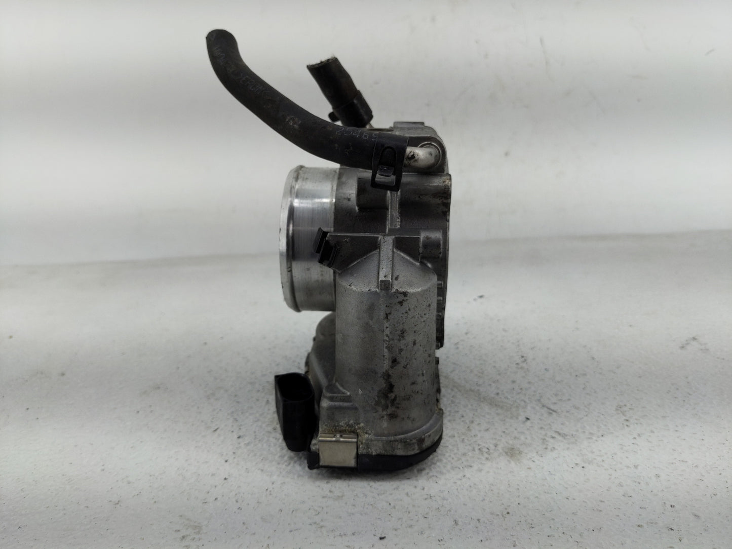 2011-2013 Kia Sorento Throttle Body P/N:35100-25400 Fits Fits 2006 2007 2008 2009 2010 2011 2012 2013 OEM Used Auto Parts - 