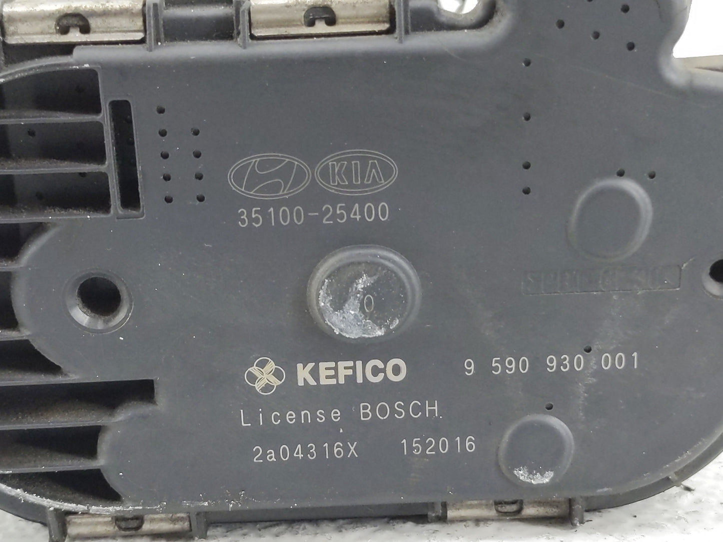 2011-2013 Kia Sorento Throttle Body P/N:35100-25400 Fits Fits 2006 2007 2008 2009 2010 2011 2012 2013 OEM Used Auto Parts - 