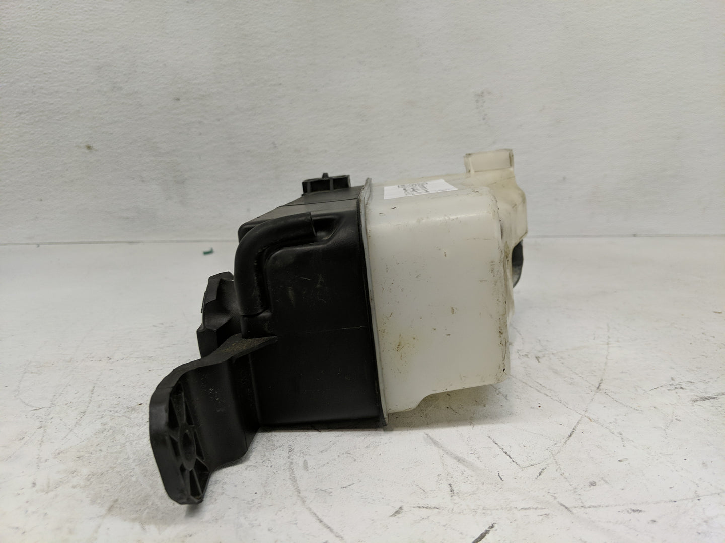 2011-2013 Kia Sorento Radiator Coolant Overflow Expansion Tank Bottle 1235653 - Oemusedautoparts1.com