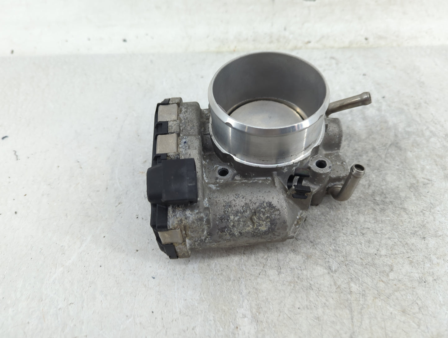 2012-2015 Kia Sorento Throttle Body P/N:35100-2G700 Fits Fits 2011 2012 2013 2014 2015 2016 OEM Used Auto Parts - Oemusedaut
