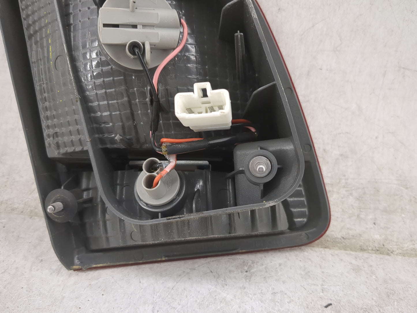 2011-2013 Kia Sorento Tail Light Assembly Passenger Right OEM P/N:92406-1U000 Fits Fits 2011 2012 2013 OEM Used Auto Parts -