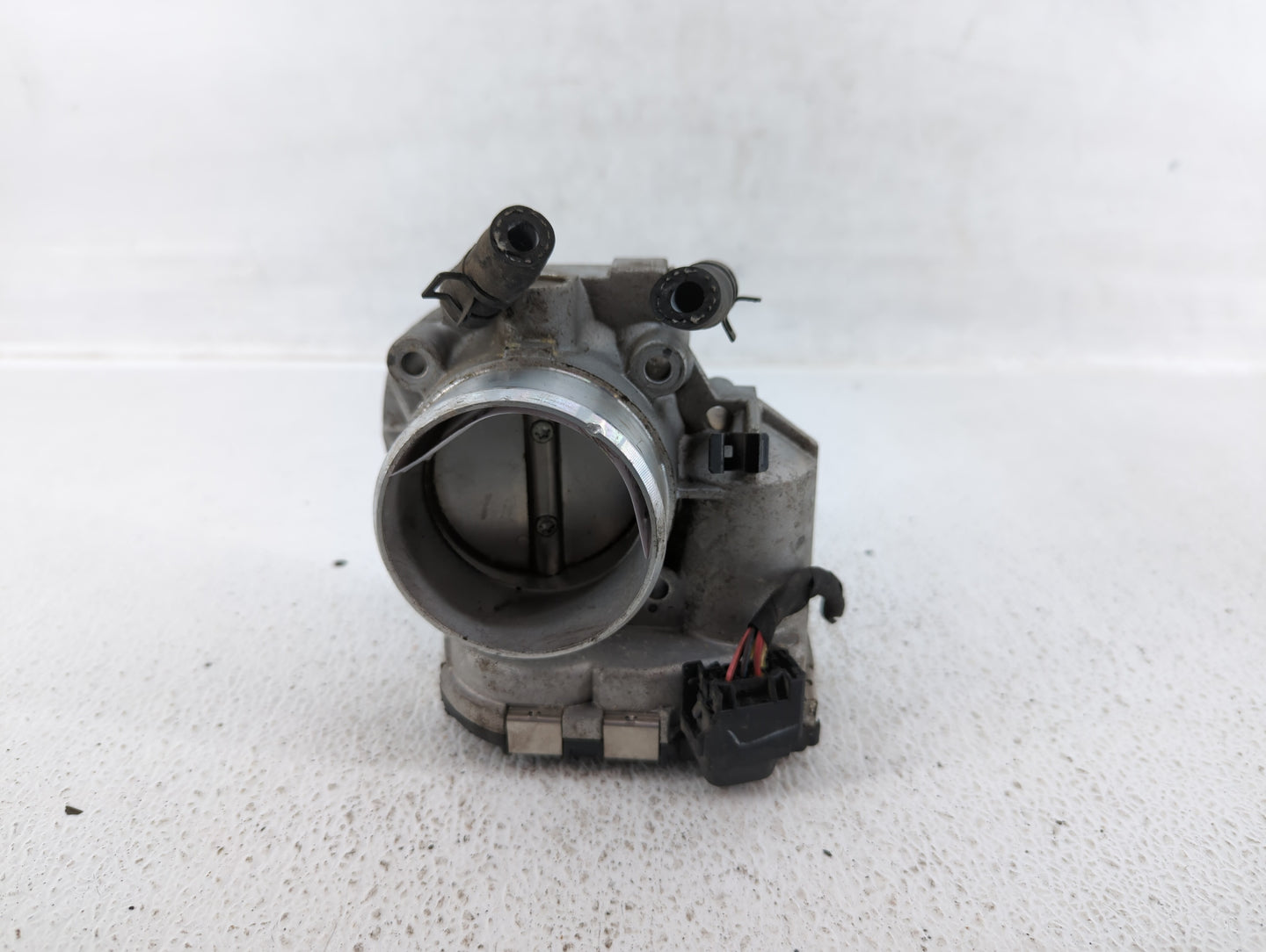 2011-2013 Kia Sorento Throttle Body P/N:35100-25400 Fits Fits 2006 2007 2008 2009 2010 2011 2012 2013 OEM Used Auto Parts - 