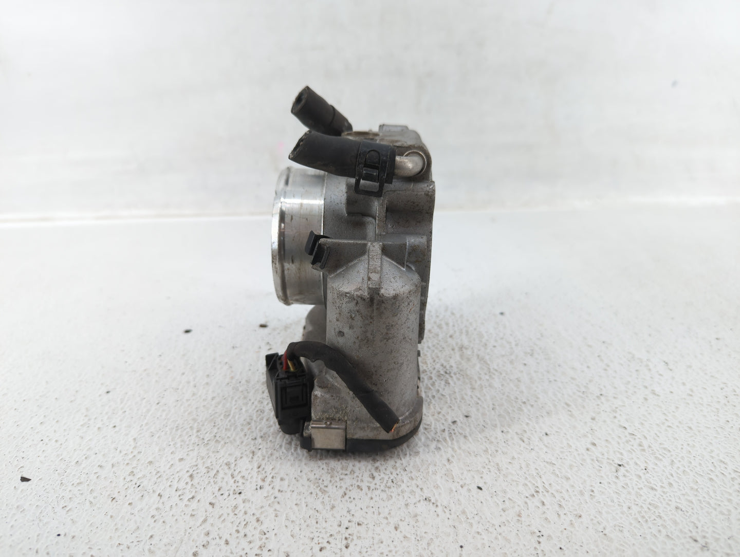 2011-2013 Kia Sorento Throttle Body P/N:35100-25400 Fits Fits 2006 2007 2008 2009 2010 2011 2012 2013 OEM Used Auto Parts - 
