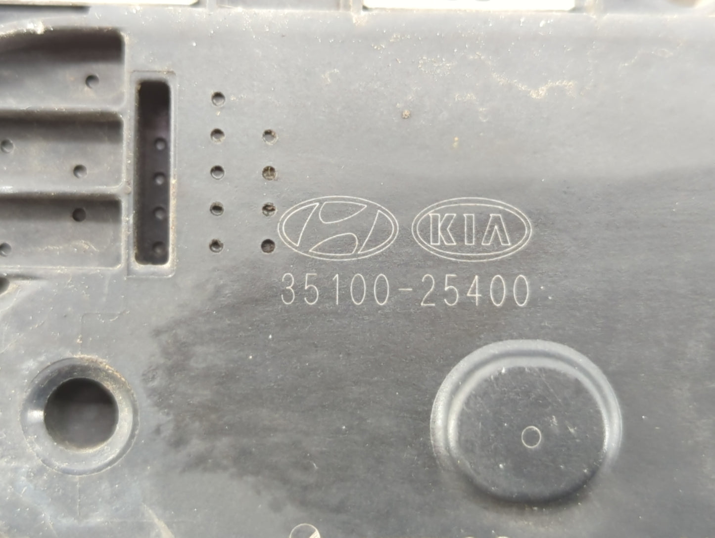 2011-2013 Kia Sorento Throttle Body P/N:35100-25400 Fits Fits 2006 2007 2008 2009 2010 2011 2012 2013 OEM Used Auto Parts - 