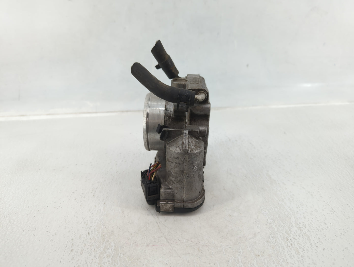 2011-2013 Kia Sorento Throttle Body P/N:35100-25400 Fits Fits 2006 2007 2008 2009 2010 2011 2012 2013 OEM Used Auto Parts - 