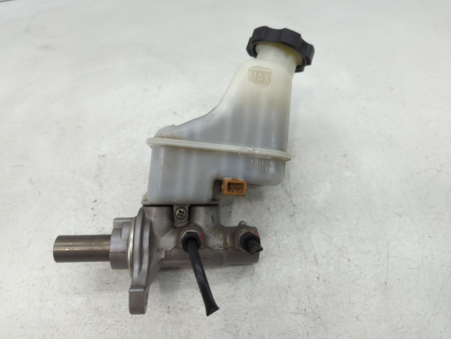 2011-2013 Kia Sorento Brake Master Cylinder 610311 - Oemusedautoparts1.com