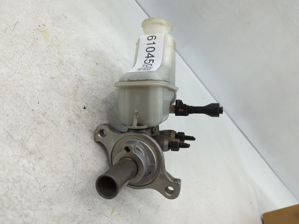 2011-2013 Kia Sorento Brake Master Cylinder 610459 - Oemusedautoparts1.com