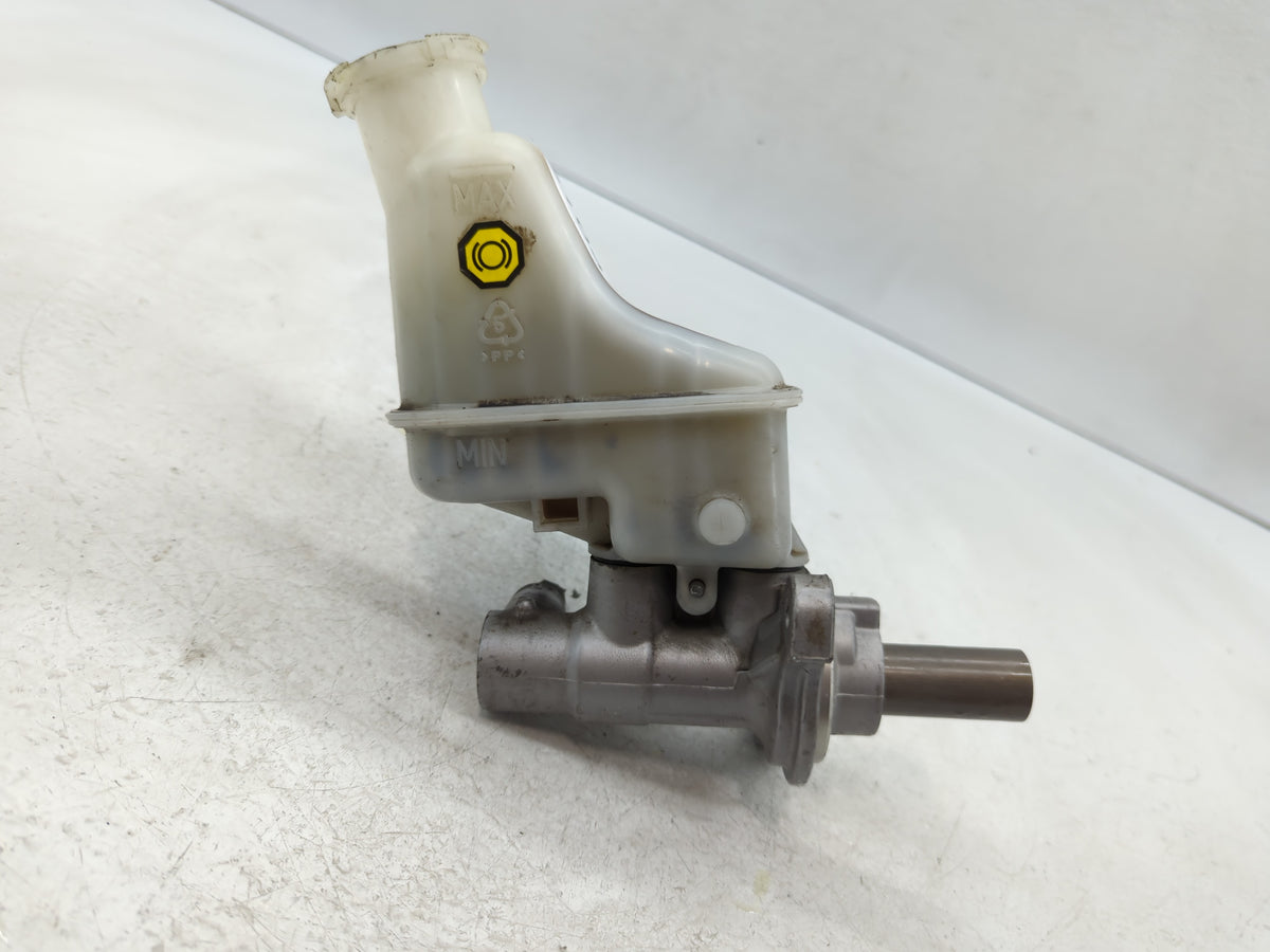 2011-2013 Kia Sorento Brake Master Cylinder 610459 - Oemusedautoparts1.com