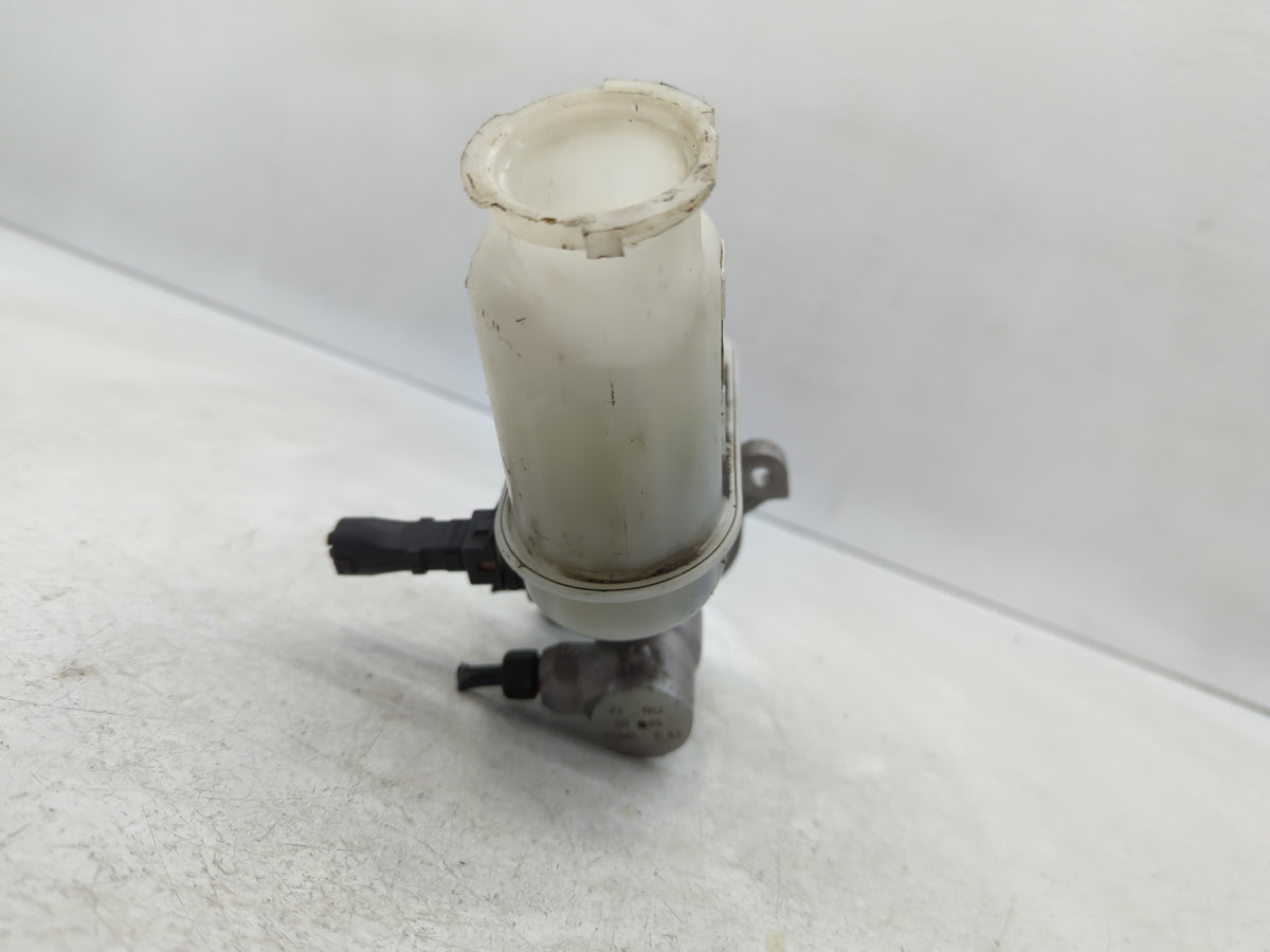 2011-2013 Kia Sorento Brake Master Cylinder 610459 - Oemusedautoparts1.com