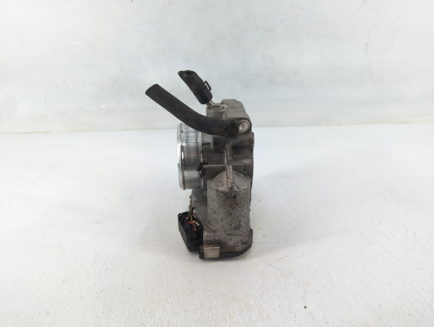 2011-2013 Kia Sorento Throttle Body P/N:35100-25400 Fits Fits 2006 2007 2008 2009 2010 2011 2012 2013 OEM Used Auto Parts - 