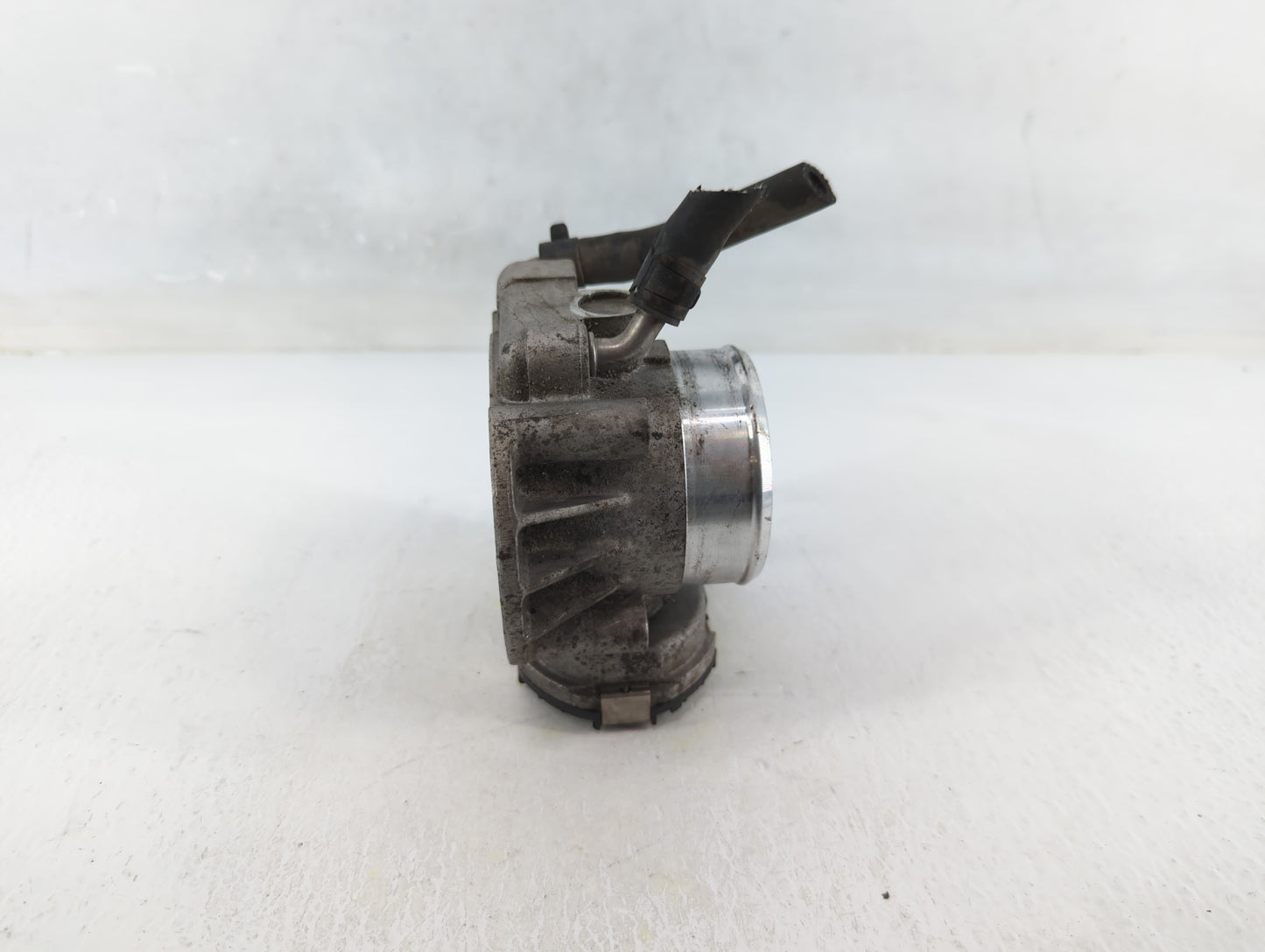 2011-2013 Kia Sorento Throttle Body P/N:35100-25400 Fits Fits 2006 2007 2008 2009 2010 2011 2012 2013 OEM Used Auto Parts - 