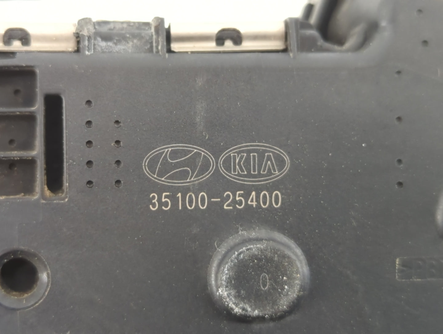 2011-2013 Kia Sorento Throttle Body P/N:35100-25400 Fits Fits 2006 2007 2008 2009 2010 2011 2012 2013 OEM Used Auto Parts - 