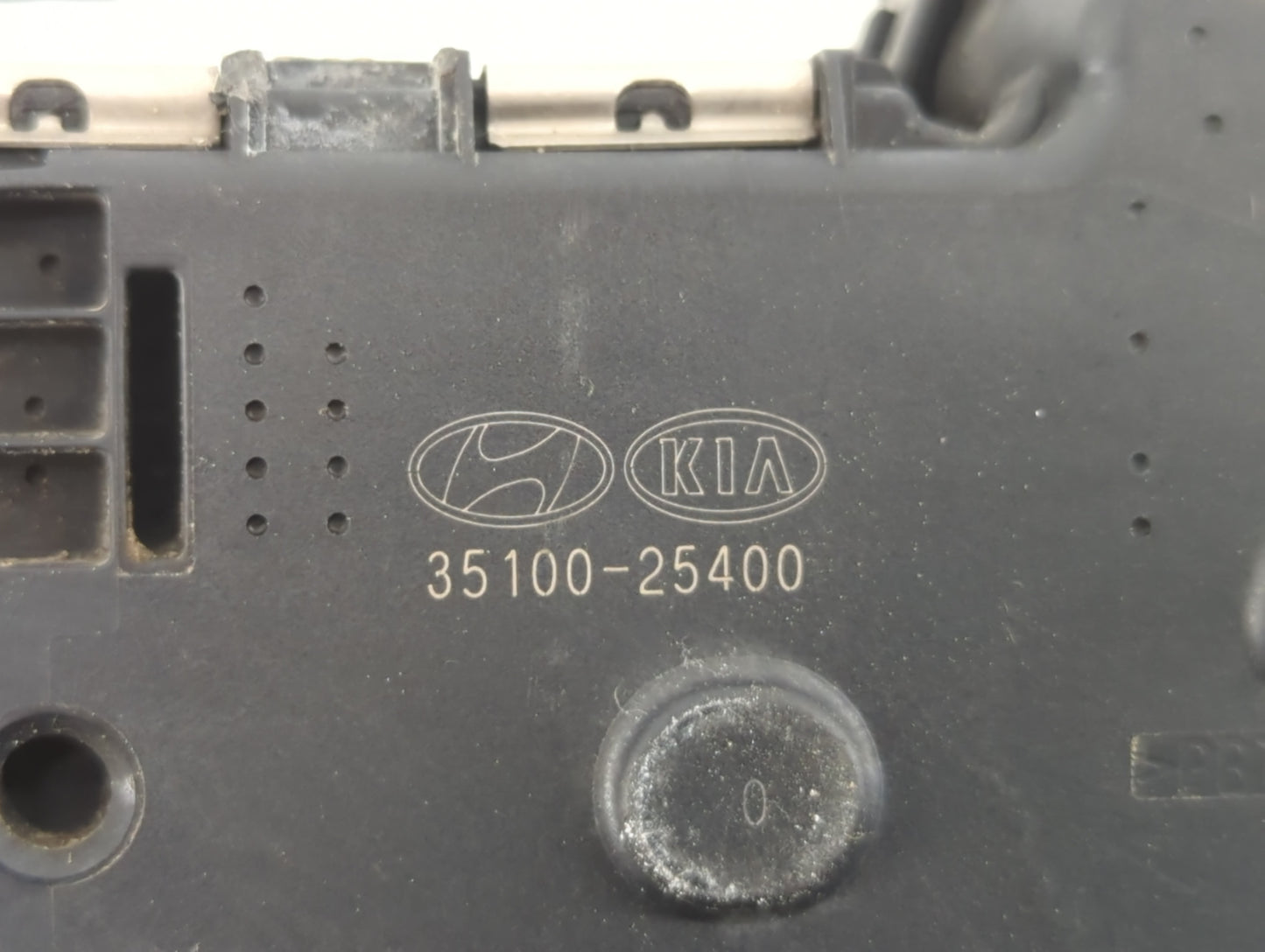 2011-2013 Kia Sorento Throttle Body P/N:35100-25400 Fits Fits 2006 2007 2008 2009 2010 2011 2012 2013 OEM Used Auto Parts - 